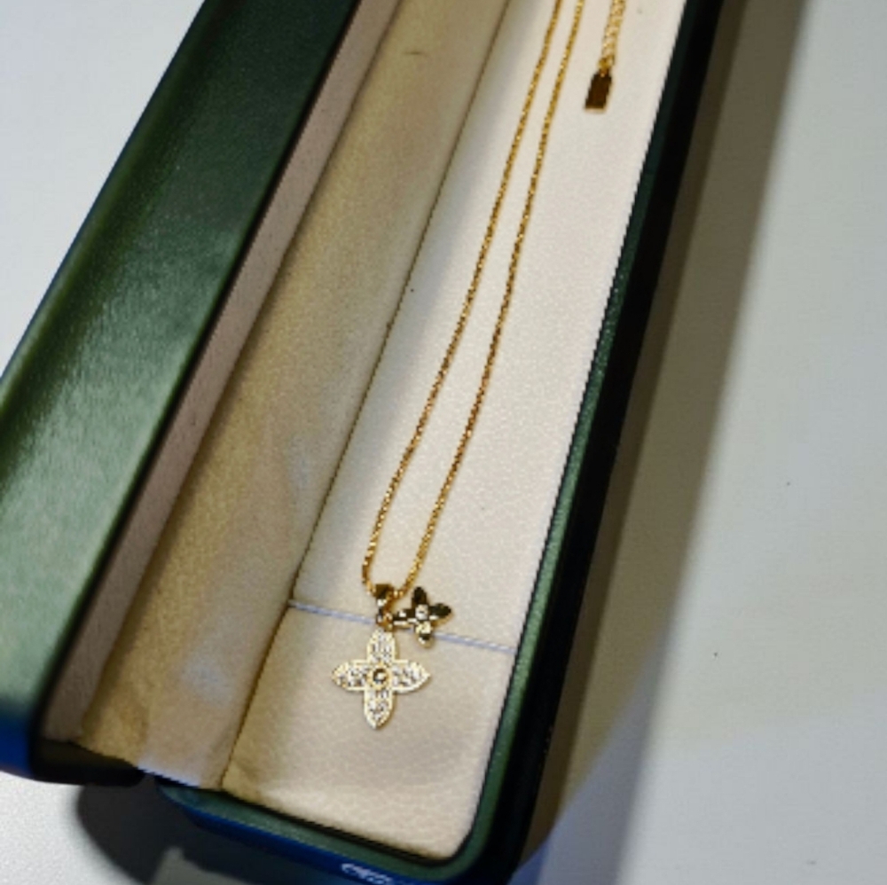 SALE!! Dainty Double Clover Necklace NWT - Picture 3 of 5